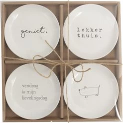 Bord Set Van 4 Stuks ø15cm . Met Tekst Geniet / Lekker/ Vandaag Is Mijn Lievelingsdag /hondje Gusta -Gusta® 1200x1194 2